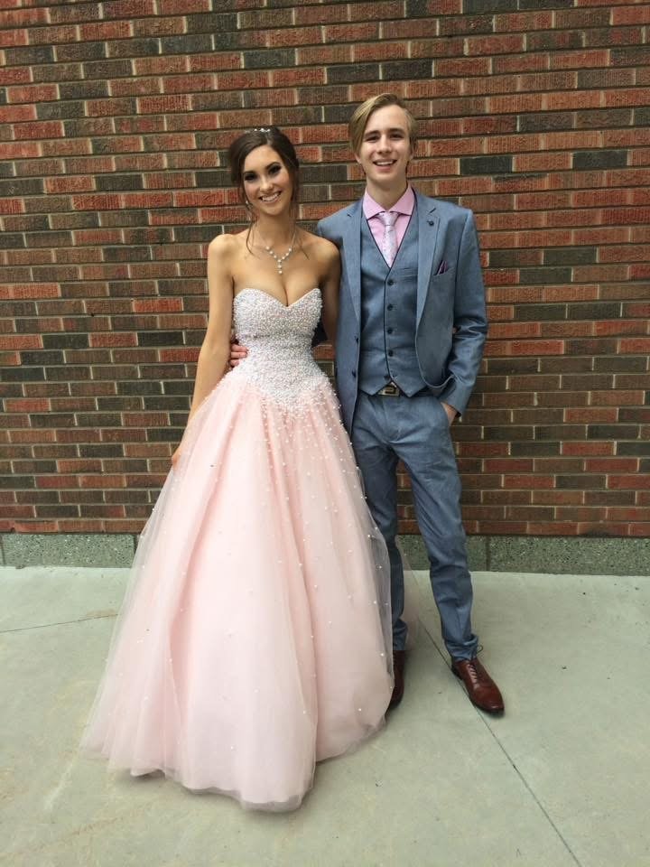 Busty graduation throwback #EruhY5yn